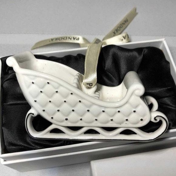 Pandora Christmas Santa Sleigh. White porcelain. Silver accents. Box included - Picture 2 of 2